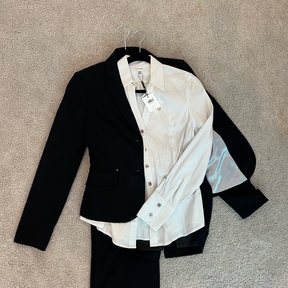 Structured button down work shirt perfect for layering! - Picture 3 of 3